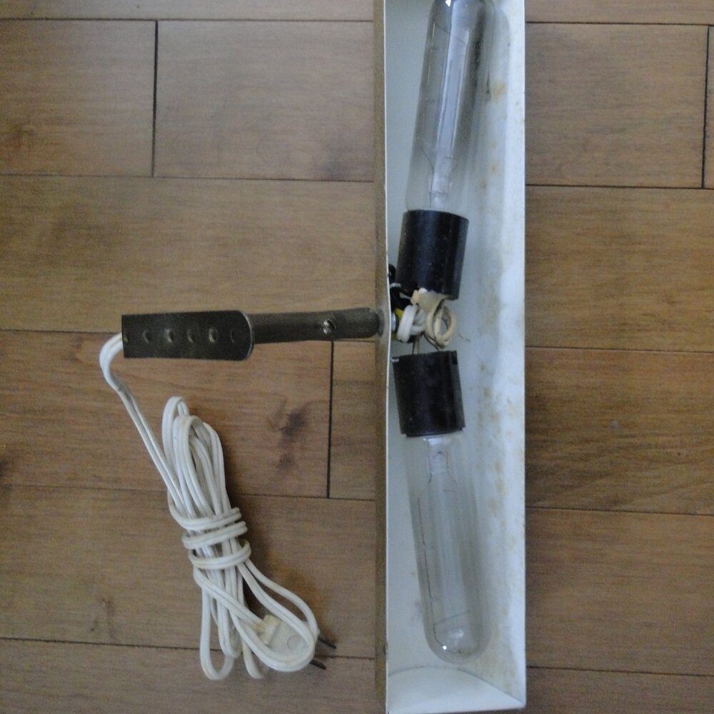 Adjustable / directional wall lighting fixture